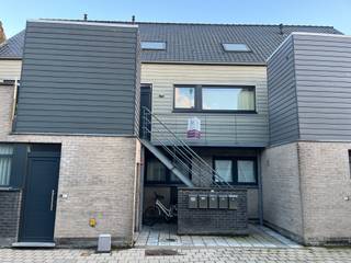 In het charmante dorp Boekhoute bevindt zich dit uitnodigende duplex appartement. Binnen verwelkomt de inkomhal je in een ruime, lichtrijke...