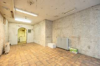 Looking for a property with character and potential? Welcome to 112 National Street, where a building awaits a new future. Totally to renovate, but with the right vision this will grow into a property of exceptional value.Nationalestraat is the connecting axis of the Fashion District, a place where stores, studios, trendy restaurants and culture come together. Living or investing here means: being part of a vibrant neighborhood that lives day and night. Within walking distance you will find the Groenplaats, the Zuid and the trendy Kammenstraat. Moreover, streetcar and bus provide easy mobility, with quick connections to access roads and the station. Why you want to invest here:- Located in the fashion and design district of Antwerp- 229 m² living space with potential for conversion- Excellent location with high rental demand- Ideal for investors or developers who see opportunities in total renovationToday the building is completely to be renovated, but the basic structure offers a lot of freedom. From compact apartments to a stylish townhouse with commercial space on the ground floor - the property lends itself to creative concepts. The high ceilings and classic facade provide radiance, the location security.A blank canvas in premium locationThis is not a property for those just looking for something. This is an opportunity for those with vision, those who want to build profitability and charisma in the heart of Antwerp.Discover this unique investment property and discuss the possibilities via sinjoor.be.