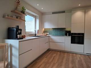 <p>Instapklare gerenoveerde woning in Brugge met een startprijs van 390.000 EUR.</p><p>Deze halfopen bebouwing met 165 m² bewoonbare oppervlakte werd in 2018 volledig gerenoveerd. In 2022 is een stuk nieuwbouw geplaatst met nieuwe keuken, garage en oprit.</p><p>Indeling:<br />Gelijkvloers: Inkomhal met vestiaire en toilet. Living en eetplaats, nieuwe keuken (2022) met nieuwe toestellen en automatisch gestuurd ventilatiesysteem, koele berging en toegang tot kelder, nieuwe inpandige garage met elektrische poort. Zuidgerichte tuin met ruim tuinhuis (betegeld en nieuw dak). Via tuinhuis toegang tot achteruitweg.</p><p>1ste verdieping: slaapkamer 1 met tuinzicht en ruime ingemaakte kasten, slaapkamer 2, slaapkamer 3 en badkamer met toilet, bad/douche en dubbele wastafel.</p><p>Geïsoleerde zolder via trapladder. Met zijraam en dakvenster. Mogelijkheid tot extra slaapkamers.</p><p>Troeven:<br />- Dichtbij winkels, scholen en openbaar vervoer<br />- Op 10 minuten fietsen van centrum Brugge<br />- Vlot bereikbaar via expresweg<br />- EPC B<br />- Asbestveilig en recente elektrische keuring<br />- 10 zonnepanelen<br />- Groen uitzicht vanuit de woning<br />- Inpandige garage met oprit, altijd parkeerplaats<br />- Regenwaterput 10.000 liter met pomp en filters (voor wasmachine en toiletten)<br />- Slaapkamers en leefruimte voorzien van elektrische rolluiken.</p><p>Bel voor afspraak naar Jens Lemant via het telefoonnummer in dit zoekertje.<br />()</p>