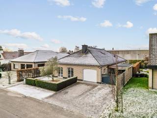 Op zoek naar <strong>net dat tikkeltje meer?</strong> Dan is deze uitzonderlijke villa van maar liefst 260 m² bewoonbare oppervlakte exact wat je zoekt. Gelegen in <strong>een rustige woonwijk</strong> aan de rand van Waregem, combineert deze woning ruimte, <strong>luxe </strong>en een uiterst centrale ligging. Horeca, scholen, openbaar vervoer en het centrum van Waregem bevinden zich allemaal op een boogscheut.<br />Je wordt verwelkomd in een <strong>imposante inkomhal</strong> die meteen de toon zet. Het gelijkvloers beschikt over twee slaapkamers (momenteel ingericht als één ruime master bedroom), een lichtrijke leefruimte met gezellige gashaard en een volledig uitgeruste keuken <strong>tot in de puntjes afgewerkt</strong> met o.a. vaatwas, kookplaat, ingebouwde koffiemachine, frigo, microgolfoven, oven en een praktisch keukeneiland.<br /><br />Verder vind je op het gelijkvloers nog een <strong>derde slaapkamer</strong>, een stijlvolle badkamer met inloopdouche, ligbad en lavabomeubel, een apart gastentoilet én een handige berging/wasplaats.<br /><br />De bovenverdieping is ingericht als <strong>een volwaardige aparte woonentiteit</strong>, compleet met leefruimte, eetplaats, kitchenette, <strong>vierde slaapkamer</strong> en een tweede badkamer. Ideaal voor co-housing, een praktijk aan huis, extra slaapmogelijkheden of een hobbyruimte – <strong>de mogelijkheden zijn eindeloos</strong>.<br /><br />Achteraan geniet je van een prachtig aangelegde tuin met vijver, waar rust en privacy centraal staan. De absolute kers op de taart? Een volledig ingericht <strong>poolhouse </strong>met keuken, sauna en inloopdouche – <strong>pure ontspanning in eigen tuin</strong>.
<ul>
	<li> Inpandige garage + carport</li>
	<li>EPC: Label B</li>
	<li>Verwarming op aardgas</li>
	<li>Zonnepanelen aanwezig</li>
</ul>
<strong>Richtprijs € 575.000 – elk bod wordt voorgelegd aan de eigenaar.</strong><br /><br />Kortom: een woning die comfort, ruimte en luxe moeiteloos combineert. <strong>Klaar om verliefd te worden?</strong><br /><br />Meer info of een bezoek?<br />Contacteer Cedrik via 0472 66 56 64 of cedrik@real-immo.be