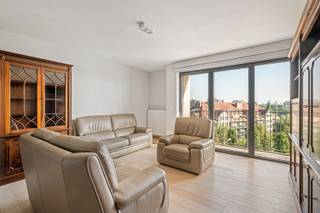 Op zoek naar een instapklaar appartement waar comfort, licht en een uitstekende ligging samenkomen? Dan zal dit prachtig onderhouden appartement uit 2014 in Ganshoren u ongetwijfeld bekoren. Dankzij de grote raampartijen baadt de leefruimte in het natuurlijke licht en geniet u van een uitzonderlijk open uitzicht op het omliggende groen én het iconische Atomium. Met twee aangename terrassen kunt u bovendien op elk moment van de dag genieten van de buitenruimte.<br /><br />Het appartement beschikt over een ruime en lichtrijke leefruimte, een verzorgde keuken, twee volwaardige slaapkamers, apart toilet en een comfortabele badkamer. Alles werd met de grootste zorg onderhouden, waardoor u hier zonder zorgen uw intrek kunt nemen. <br /><br />Ook op technisch vlak scoort deze eigendom uitstekend: de elektrische installatie is conform en het appartement is volledig asbestveilig. Verder beschikt u over een ondergrondse autostaanplaats, een praktische kelderberging en een lift in het gebouw, wat het wooncomfort compleet maakt zijn in de prijs inbegrepen.<br /><br />Een energiezuinig en kwalitatief appartement op een toplocatie in Ganshoren, ideaal voor wie op zoek is naar een zorgeloze woonst met een prachtig uitzicht. Contacteer ons vandaag nog voor een bezoek.<br /><br />Meer info: arno@woonvast.be of 0478 44 20 90