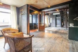 Dit ruim handelspand, momenteel ingericht voor horeca uitbating, heeft heel wat mogelijkheden te bieden. Op een commerciële locatie in Brugge vlakbij 't Zand is men vlot bereikbaar. Mits een verdere afwerking/renovatie kan men hier een prachtige zaak creëren. De indeling is als volgt: Gelijkvloers: Inkomhal, eetruimtes, (gehandicapten)toilet, keukenruimte met koelcel en kleine buitenkoer. Er is een kelder aanwezig met laadluik aan de straatkant. 1ste verdieping: Zitruimte, kamer met toegang tot buitenruimte (mogelijks terras), 2 wc's, bureauruimte. 2de verdieping: 1 grote en kleinere zolderruimte die perfect kan dienen als uitbreiding naar extra kamers. Het dak werd reeds recent volledig vernieuwd en geïsoleerd.Kortom een polyvalent pand die mogelijkheden biedt naar horeca, b&amp;b, woon- en werk combinatie, ... Contacteer Emile voor een bezoek ter plaatse: 0492 08 08 08emile@correctvastgoed.beWij verzorgen ook de schatting van uw woning. Bel voor meer info!Vanaf heden kunt u gebruik maken van onze online schattingstool om de waarde van uw woning helemaal vrijblijvend na te gaan.