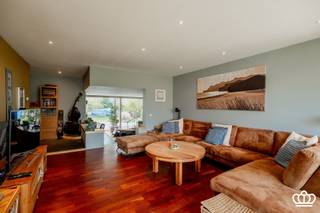 Residentieel gelegen modernistische laagbouwvilla met o.a. ruime leefruimte, ingerichte leefkeuken, 4 slaapkamers, 2 badkamers, bergruimte en...