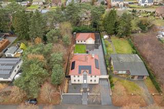 <strong>Grote eengezinswoning met 5 slaapkamers, 2 badkamers, bureau en groot bijgebouw op perceel van 1117<span>m²</span>. Perfect mogelijk als kangoeroewoning. Gelegen in een van de mooiste straten van Mol Wezel. EPC: B 145 kWh/m².<br /><br />Ligging: </strong><span>Op slechts 5 minuten rijden van de winkels in Mol Wezel of de ring, kom je thuis in deze prachtig afgewerkte gezinswoning. Gelegen in een kindvriendelijke straat geniet je hier van alle rust en tegelijk een centrale uitvalsbasis. De nabij gelegen invalsweg zorgt voor een onmiddellijke en vlotte verbinding naar de omliggende gemeente/steden. </span><strong><br /><br />Indeling: 0:<span> </span></strong><span>inkom, apart toilet, vestiaire, bureau, woonkamer, open keuken, slaapkamer, dressing, badkamer, berging, wasplaats en garage. </span><strong>+1:</strong><span> nachthal, 4 ruime slaapkamers, badkamer, strijkkamer/dressing. </span><strong>+2:</strong><span> bergzolder. </span><strong>Buiten:</strong><span> tuin, garage en werkhuis.</span><br /><br /><strong>Beschrijving: </strong><span>Binnenkomen doet u in de ruime inkomhal met apart toilet. Als we doorlopen, komen we in de grote leefkeuken die voorzien is van alle comfort (alle toestellen van Miele en Smeg; <span>kookvuur op gas, combi heteluchtoven met microgolf, vaatwasser, grote Amerikaanse ijskast</span>) en zicht biedt op de tuin. Aansluitend bevindt zich de leefruimte die onderverdeeld is in een eetplaats en een zitput met een prachtige ingemaakt TV-meubel. </span><span>Van zowel deze leefkeuken als de living hebt u zicht op het terras en de onderhoudsvriendelijke tuin die aangelegd is incl. beregening (diepteboring).<br />Alles is voorzien van domotica en alarm. Airco's, zonnepanelen en thuisbatterij zijn recent geplaatst. <br /><br />Loopt u verder, dan komt u in de berging, inpandige garage voor 1 wagen en verder de wasplaats met veel kastruimte. <br />Op het gelijkvloers biedt deze woning verder een prachtige master bedroom met aansluitend een inloopdressing en ensuite badkamer met douche en een grote bureau aan de straatkant waar ook ingemaakte kasten voorzien zijn. <br /><br />Via de trap in de lichtovergoten traphal betreedt u de verdieping. Hier vindt u naast de royale overloop, vier zeer ruime slaapkamers en een tweede badkamer. De badkamer is voorzien van een lavabo met kastjes, toilet en ligbad. Verder in de hal vindt u een tweede dressing die nu dienst doet als strijkkamer. <br /><br />Ten slotte is er de zolderverdieping die goed geïsoleerd is en toegankelijk is via een luik. <br /><br />Het vergunde bijgebouw achteraan de tuin biedt ruimte voor 2 auto's en is hoog genoeg voor een mobilhome of vrachtwagen. Hiernaast biedt dit bijgebouw enorm veel mogelijkheden, zeker door de hoge afwerkingsgraad. Hier is een 3-fasige aansluiting aanwezig. <br />Mits verdere inrichting is kangoeroewonen hier perfect mogelijk.<br />In de onderhoudsvriendelijke tuin met aangenaam terras is het heerlijk vertoeven in alle rust. </span><br /><br /><span>Het betreft hier de 1ste bewoning en is steeds voorzien van een zeer goed onderhoud.</span><br /><br /><b>Op zoek naar een perfect onderhouden vrijstaande woning met 5 slpks, 2 bdk. en groot bijgebouw? <br />Aarzel niet en plan vandaag nog uw bezoek!</b><br /><strong><br /></strong><span><strong>Bijz. informatieplicht: </strong>omgevingsvergunning stedenbouwkundige handelingen uitgereikt, woongebied, geen rechterlijke herstelmaatregel of bestuurlijke maatregel opgelegd, geen voorkooprecht ruimtelijke ordening, geen omgevingsvergunning voor verkavelen van gronden.</span>