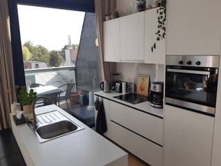 Recent dak-appartement met een bijzonder groot, zuid georiënteerd terras (met een exceptioneel zicht over Gavere).<br />Aangename leefruimte met open keuken, die beiden aansluiten op het brede zonneterras. De hoge ruimtes garanderen het aangename loftgevoel. <br />Eveneens : twee slaapkamers, berging, badkamer met afzonderlijk toilet. <br />Technisch hoogwaardig, met een uitstekende EPC, en o.a. deels zonnewerend glas en privatieve zonnepanelen met een vermogen van 590 Wp.<br /><br />Uitstekende ligging: op 20 m van de vernieuwde Gaverse Markt - dus nabij horeca, winkels, bakkers, Carrefour, ... Eveneens op amper 100 m van het Gaverse mobipunt.<br /><br />Inbegrepen : overdekte staanplaats (ter waarde van 45 euro / maand).<br /><br />Kortom: eigentijds wonen.<br /><br />Vaste kosten (provisie) bedragen 65 euro / maand.