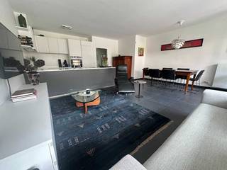 Instapklaar en volledig gerenoveerd gelijkvloers app (ca. 90 m²) met 2 volwaardige slaapkamers (11,5m² + 9,5m²) en ruim, privatief ZUIDWEST gericht ZONNETERRAS met een grote binnentuin.<br />Deze verzorgde residentie Het Atrium combineert een uitzonderlijk rustige ligging aan een groene binnentuin met een zeer centrale locatie in het hart van Antwerpen, tussen het Eilandje, de universiteitswijk en het historisch centrum, met vele leuke winkels en restaurants.<br /><br />Onmiddellijke nabijheid van alle openbaar vervoer (Centraal station 750m) en belangrijke invalswegen vlot bereikbaar (Mobiscore 9,7/10). <br /><br />De lichtrijke leefruimte met kamerhoge ramen geeft rechtstreeks uit op het gezellige terras, met elektr zonneluifel. De volledig nieuwe keuken is voorzien van kwaliteitsapparaten; Siemens inductiekookplaat, Siemens combi-oven, Novy dampkap, vaatwasser, dubbele wastafel, koelkast en diepvries.<br />Verder beschikt het app over nieuwe badkamer met ligbad en douche, apart gastentoilet met handenwasser, een mooie inkomhal met gesloten vestiaire en praktische berging met was- en droogkastvoorziening . <br />Bijhorend tevens een ruime gemeenschappelijke fietsenberging. Toegang parking met elektrische poorten, met afstandsbediening.<br /><br />Gem kosten € 130/maand<br /><br />Optioneel bijhorende ondergrondse PARKEERPLAATS met private laadpaal + €39.500<br /><br />Extra troeven:<br />●EPC label B & conforme elektriciteit <br />●Individuele meters gas, elektriciteit en water<br />●Nieuwe individuele gasverwarming (2025) en vernieuwde schouw<br />●Zeer goed onderhouden gebouw met binnentuin <br />●Gemeenschappelijke ondergrondse FIETSENSTALLING <br />●Zonneluifel terras<br />●Toegangscontrole met videofonie, alarminstallatie en inkomdeur met veiligheidsslot.<br />●optie ondergrondse parking<br /><br />Beschikbaar bij akte. Ideaal voor wie rustig wil wonen met alle stadsvoorzieningen binnen handbereik. <br />Te bezichtigen op afspraak, per email: lievenmaes123@gmail