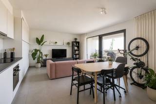 Découvrez cet appartement prêt à emménager et durable, construit en 2023 et bénéficiant d'un emplacement exceptionnel dans les anciens docks commerciaux. Vous y allierez un cadre de vie confortable à un emplacement exceptionnel et une vue imprenable. Grâce à son label EPC A (efficacité énergétique) et au chauffage au sol raccordé au réseau de chauffage urbain, vous profiterez en outre d'un cadre de vie agréable et durable avec de faibles dépenses énergétiques.<br /><br />L'appartement dispose d'un espace de vie lumineux, d'une cuisine entièrement équipée, d'une chambre à coucher spacieuse avec dressing intégré et d'une salle de bains soignée. L'espace de vie est par ailleurs doté de plusieurs placards intégrés, ce qui permet d'exploiter au maximum et de manière efficace la surface disponible. La terrasse spacieuse et agréable, offrant une vue dégagée tout à fait exceptionnelle sur le Handelsdok, constitue un atout indéniable. Un parc verdoyant sera aménagé devant l’appartement, ce qui renforcera encore davantage le caractère ouvert et verdoyant du quartier. Cette vue exceptionnelle fait de la terrasse un endroit idéal pour profiter du calme, prendre un café ou un apéritif. Une telle vue est particulièrement rare dans ce quartier central et très prisé.<br /><br />Son emplacement unique constitue également une valeur ajoutée importante. L'appartement est situé dans le quartier très prisé des « Nieuwe Dokken », qui a connu un beau développement ces dernières années, avec de nombreux appartements flambant neufs et des projets immobiliers de qualité. Le site lui-même dégage une esthétique moderne et soignée et dispose de beaux jardins intérieurs conviviaux ainsi que d'agréables espaces verts. Des aires de jeux rendent également le quartier particulièrement attrayant et contribuent au caractère agréable du site.<br /><br />À quelques minutes à pied, vous trouverez en outre un mélange de boutiques branchées, de cafés conviviaux, de restaurants et de commerces variés, ce qui vous permettra de profiter pleinement de l’ambiance animée du quartier. Grâce aux liaisons fluides et à la proximité d’un raccourci pratique vers Gand, le centre-ville est également accessible rapidement et facilement. Bien qu’aucun parking privé ne soit rattaché à l’appartement, un grand parking public souterrain se trouve à proximité. De plus, l’appartement dispose de deux abris à vélos privés. La combinaison du calme, de la verdure, des commodités et de l’accessibilité rend cet emplacement particulièrement attractif, tant pour une occupation personnelle que pour la location.<br /><br />L'esthétique du bâtiment et les parties communes soignées renforcent le sentiment de qualité. De plus, l'appartement dispose d'un débarras privé supplémentaire au sous-sol, ce qui offre un espace de rangement pratique supplémentaire.<br /><br />Grâce à son agencement pratique, ses nombreux placards intégrés, sa vue imprenable depuis la terrasse, son efficacité énergétique, sa construction récente (2023) et surtout son emplacement idéal offrant un fort potentiel à long terme, cet appartement séduira aussi bien les célibataires que les couples et les investisseurs à la recherche d’un bien immobilier de qualité, sans souci et présentant une belle plus-value potentielle.<br /><br />Intéressé(e) ? Contactez Thomas au 0474 26 27 58 ou par e-mail à l'adresse info@vicusvastgoed.be