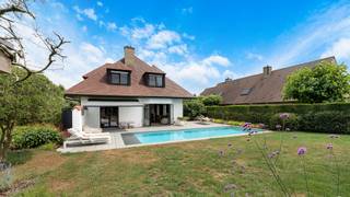 Prachtige en recent gerenoveerde energiezuinige villa met verwarmd zwembad, zeer goed onderhouden en enorm rustig gelegen in een residentiële woonwijk en dit nabij het centrum van Knokke. Deze verzorgde villa heeft een Zuid-West georiënteerde aangelegde tuin met verwarmd zwembad en poolhouse met buitendouche en omvat een ruime inkomhal met ingemaakte vestiairekasten, gastentoilet, grote living met eetkamer en zithoek met een ingewerkte open haard, bureau met ingemaakte kastenwand of eventueel om te vormen tot slaapkamer, moderne mooi ingerichte keuken voorzien van alle toestellen, bijkeuken/bergruimte en ruime dubbele garage. Op de verdieping zijn er 4 grote slaapkamers met ingemaakte kasten, een volledig vernieuwde badkamer met aanpalende wasruimte en een tweede grote douchekamer. Grote zolder met CV-ruimte. Deze villa beschikt over alle hedendaags comfort en is voorzien van vloerverwarming, zonnepanelen, huisbatterij en verschillende autostaanplaatsen met laadpaal. Mooie investering prijs/kwaliteit. De villa is beschikbaar vanaf 01 maart 2027.