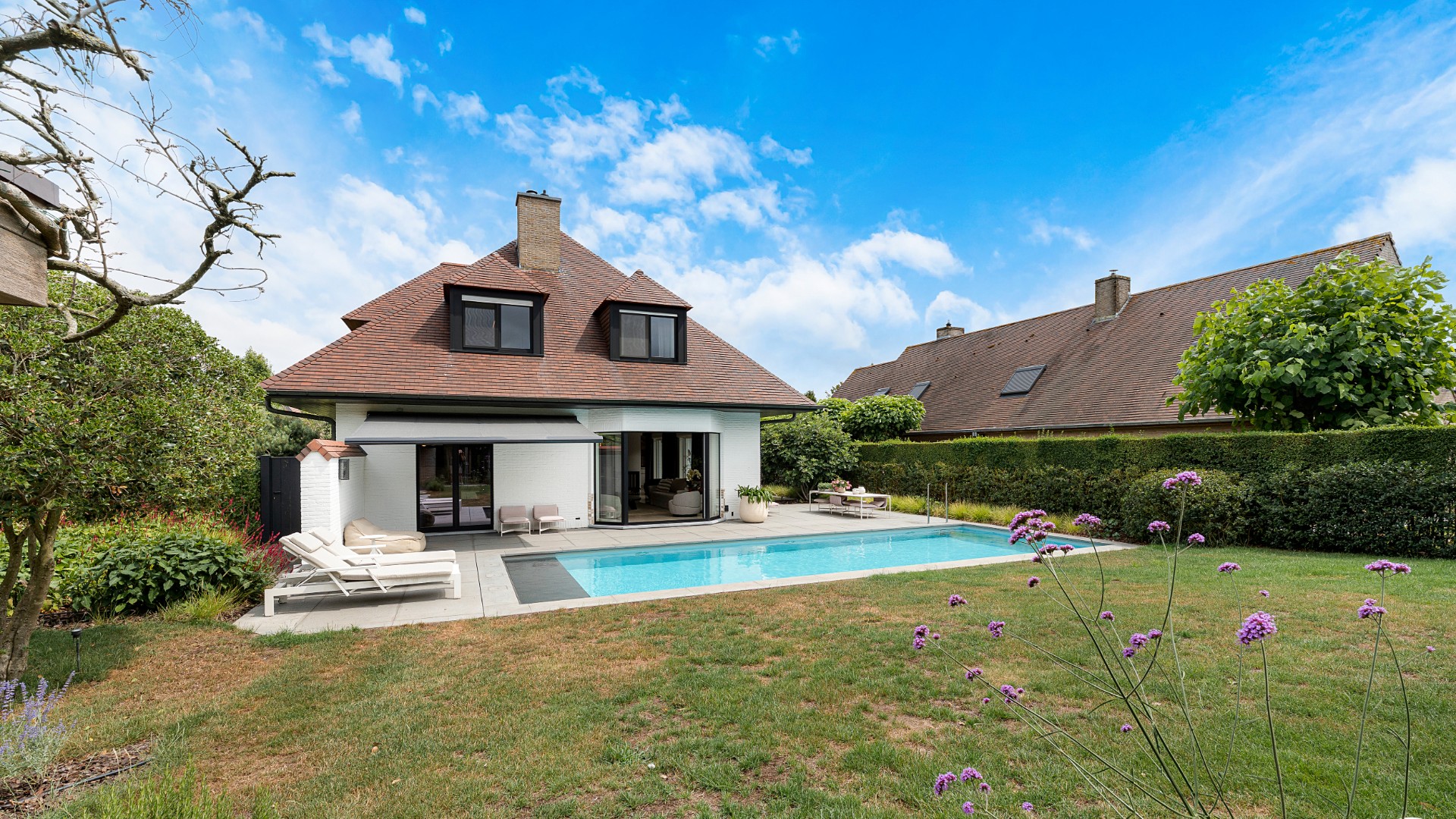 Une magnifique villa écoénergétique, récemment rénovée et dotée d'une piscine chauffée ; elle est méticuleusement entretenue et située dans un quartier résidentiel d'un calme exceptionnel, à proximité du centre de Knokke. - photo 1