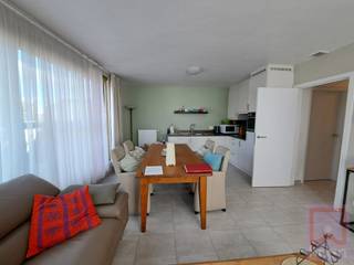 Modern instapklaar appartement nabij het centrum van Geel. Bestaande uit: Inkomhal, apart toilet, leefruimte met open keuken, 2 slaapkamers, berging, badkamer, ruim terras en een ruime garage. EPC score 27kWh/m²j, Label A. Beschikbaar vanaf november 2026