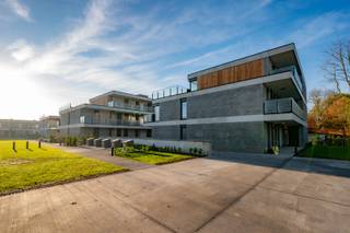 LAATSTE APPARTEMENT BESCHIKBAAR! Dit stijlvolle gelijkvloerse appartement met privatief zuidgericht terras en tuin wordt volledig...