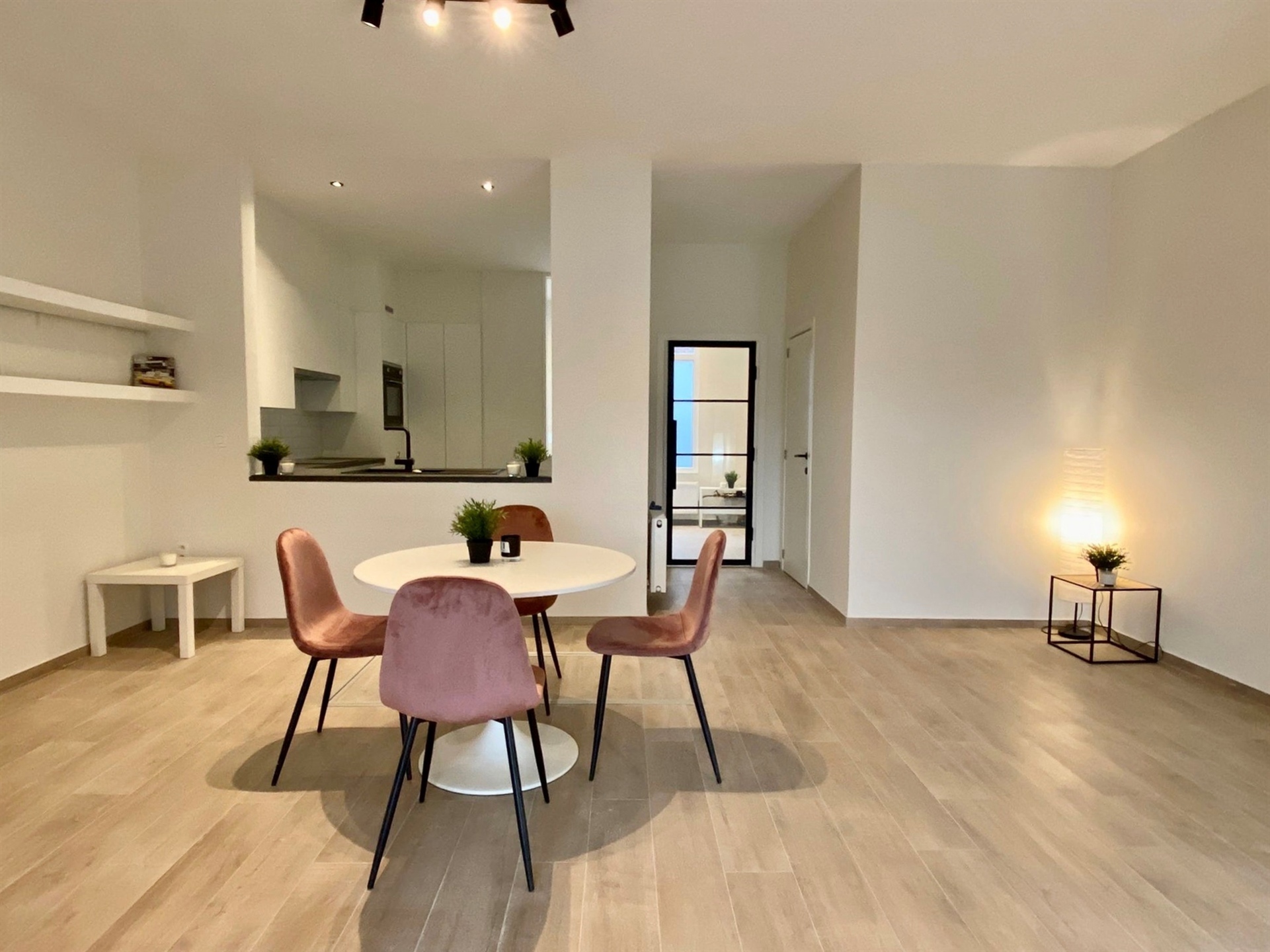 Ruime pal in het centrum gelegen woning met 4 slk, tuin en zonnepanelen! - foto 2