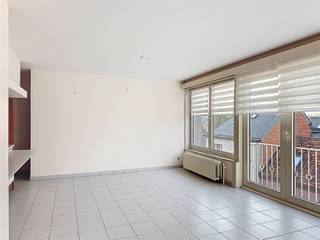 <p>I<i><strong>nstapklaar en ruim appartement</strong></i>  in centrum van het landelijke Appels, op een boogscheut van Dendermonde.</p><p>Dit ruim appartement bevindt zich in een rustige residentie en biedt een mooie combinatie van comfort en functionaliteit. De royale, lichtrijke woonkamer vormt samen met de halfopen keuken een aangename en open leefruimte waar het heerlijk thuiskomen is. Aansluitend vindt u een praktische berging.</p><p>De badkamer is uitgerust met een ligbad., het toilet is apart. Daarnaast zijn er twee volwaardige slaapkamers, ideaal voor een koppel, een klein gezin of wie extra ruimte wenst voor een bureau of hobbykamer.  Vanuit de kleinste kamer is er toegang naar het knusse terras. </p><p>Extra troef is de afgesloten garage achteraan op de residentie, perfect voor auto, fietsen of bijkomende opslag.</p><p>Dankzij de centrale verwarming op gas, dubbele beglazing en PVC-ramen en dakisolatie geniet u van een gunstige EPC-score.</p><p>De ligging is bijzonder aangenaam en rustig, op wandelafstand van het centrum en  kortbij de wandel- en fietsdijk langs de Dender &amp; Schelde.  In de nabije omgeving vindt u bovendien , bakker , traiteur , kleuter- en lager onderwijs, een apotheek en diverse zorgvoorzieningen.</p><p>Beschikbaar vanaf 15 april 2026 aan basishuur <i><strong>appartement met garage </strong></i>€760 huur per maand + €40 gemeenschappelijke kosten</p><p>Bezoekdag: maandag 6 april tussen 13u en 14u, enkel op afspraak.<br />info@rented.be | 078 482000 | www.rented.be</p>