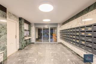 Ruim en lichtrijk appartement gelegen op de 4de verdieping van de gegeerde Residentie Rijsenberg. <br />Een verzorgde inkomhal met brievenbussen, lift en traphal.<br />Het appartement heeft een bwb. opp. van ca. 126 m² en een aangenaam terras van ca. 12 m², met panoramisch uitzicht over de stad .<br /><br />Een ruime inkomhal met ingemaakte kasten (vestiaire) en een apart gastentoilet.<br />De lichtrijke leefruimte met een gezellige zithoek en eethoek.<br />De ingerichte keuken sluit aan op de leefruimte met toegang tot het zonnige terras.<br />De nachthal leidt naar een te renoveren badkamer met ligbad, toilet en wastafel, evenals een aparte douchekamer met douche en wastafel. Er zijn drie slaapkamers, waarvan één met toegang tot het terras.<br />CV op aardgas EPC: B – 139 kWh/m²<br />Inclusief private kelderberging (nr. 60).<br /><br />Mogelijkheid tot aankoop van een binnen staanplaats (nr. 85) aan € 30.000.<br />•Automatische garagepoort (laadpaal kan door de koper geplaatst worden)<br /><br />•Reeds uitgevoerde investeringen in het gebouw: geïsoleerd dak, vernieuwde terrassen en gevels, vernieuwde liften en inkomhal<br /><br />De ligging is uiterst gunstig: nabij het station Gent-Sint-Pieters, het recreatiedomein De Blaarmeersen, scholen, winkels en restaurants. Het centrum van Gent is vlot bereikbaar, openbaar vervoer in de directe omgeving en snelle verbindingen via R4, E17 en E40.<br /><br />Info : sofie@makelaarshuys.be of 0468 24 65 84