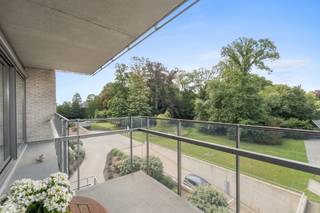 RESIDENTIE STEENDAM: Uiterst gunstig gelegen ruim appartement van 115m² in het centrum van Izegem met zicht op park Steendam. Recent appartement (2003) van 115m² met 2 slaapkamers. Indeling: inkomhal met gastentoilet, ruime woonkamer met aansluitende keuken met toegang tot ruim terras met uitzicht op het stadspark Steendam, berging, 2 ruime slaapkamers met aansluitend balkon, badkamer met douche, dubbele wastafel en toilet. Heel ruime ondergrondse berging. Ruime garage verplicht aan te kopen (€ 30.000)<br /><br /><u>Troeven</u><br />-Uiterst gunstige ligging in het centrum<br />-Energiezuing (EPC A)<br />-Ruime ondergrondse garage met sectionale poort en ruime berging<br />-Instapklaar