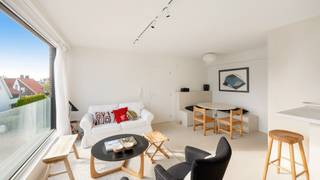 Heerlijk vakantie-appartement aan het strand van Zeebrugge met zicht op de duinen.<br />Het appartement werd volledig gerenoveerd in 2022 met mooie materialen en oog voor detail. De goede ligging op 25 meter van de Zeedijk is een bijzondere troef. <br /><br />Indeling: een brede en lichtrijke leefruimte met een geïntegreerde en volledig ingerichte open keuken, een prachtige badkamer met inloopdouche en 2 mooie slaapkamers waarvan 1 met walk-in dressing. Vanuit de leefruimte geniet u van de opkomende zon die zalig binnenkomt in het appartement. ’s Avonds kunt u genieten van de zonsondergang op het strand. <br /><br />Veel inbouwkasten, kwalitatieve materialen en een uitstekende EPC-score (A label). <br />Een schitterend appartement aan het strand van Zeebrugge. Absoluut een bezoek waard.<br /><br />Tevens zeer goede verhuurmogelijkheden op vakantie - of jaarbasis.<br /><br />Bezoeken gewenst? <br />Contacteer Sacha Vanrafelghem op GSM 0487/43.79.10.