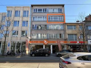 Ruim 2 slaapkamer appartement met 2 terrassen.ingedeeld als volgt;Ruime, centrale inkomhal. Vooraan gelegen woonkamer, ruime keuken met terras,...