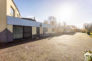 <p><strong>Bent u op zoek naar een volledig uitgerust handelspand op een toplocatie? Gevonden!</strong><br />In het bruisende Erembodegem, nabij het centrum van Aalst, bieden wij een unieke commerciële opportuniteit aan: een voormalige, succesvolle brasserie die in 2017 volledig werd vernieuwd. Deze handelsruimte MET TERRAS is perfect voor ondernemers of investeerders in de horecasector. <br />Het handelspand, jarenlang dienst gedaan als succesvolle brasserie, werd volledig vernieuwd in 2017. Naast een uitstekende EPC-score (hoogrendementsglas, warmtepomp, condensatieketel...) beschikt het over een ruime industriële keuken die uitgerust is met hoogwaardige apparaten. Het interieur ademt moderne elegantie en is ontworpen om gasten in een sfeervol kader te ontvangen. De ligging garandeert een vlotte bereikbaarheid en uitstekende zichtbaarheid. Vergeet de privatieve parking niet naast het handelspand dat ook dienst kan doen als tuin of terras! (LOT 1)</p>
<p>Of u nu een horecazaak wil starten of een stabiele investering zoekt, dit handelspand biedt alles wat u nodig hebt. Interesse? Neem contact op voor meer informatie of een bezichtiging ter plaatse.</p>