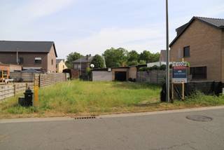 OPGEPAST VANAFPRIJS !Ieder hoger voorstel wordt in beraad genomen. Deze bouwgrond paalt aan twee straten en is gelegen dichtbij de gekende...