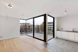 Residentie Zuid 45 is een kleinschalige nieuwbouw aan de rand van het historische centrum van Veurne, op de kop van de Zuidstraat. <br />Alle leefappartementen hebben een energiezuinig karakter met een E-peil van maximum 30 en beschikken onder andere over vloerverwarming, ventilatiesysteem D en half massief parket in bijna alle ruimtes. <br /><br />Het appartement bevindt zich op de tweede verdieping en werd op plan ingedeeld als volgt:<br />Inkom, berging, toilet, open keuken, leefruimte met zuidgericht terras, 2 slaapkamers en badkamer met inloopdouche.<br /><br />Mogelijkheid tot aankoop van een autostaanplaats nabij.<br /><br />Appartement: 85,18 m²<br />Terras: 11,80 m²