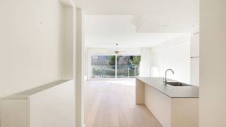 Rustig wonen met open zicht op het IJzerpark, op een boogscheut van de Dumortierlaan. In de Ieperstraat bevindt zich dit instapklare tweeslaapkamerappartement, dat in 2015 volledig werd hernieuwd en modern wooncomfort combineert met een verzorgde afwerking.<br /><br />De inkomhal leidt naar een lichtrijke leefruimte met open, volledig ingerichte keuken. De woonkamer heeft een mooie gevelbreedte en geeft uit op een zonnig terras waarop u kunt buiten eten. Aansluitend is er een ruime berging/wasplaats en een afzonderlijk gastentoilet. Beide volwaardige slaapkamers zijn voorzien van ingemaakte kasten en beschikken elk over een eigen douchekamer, wat het appartement bijzonder comfortabel maakt voor zowel vaste bewoning als pied-à-terre.<br /><br />Het zuidwestgericht terras geniet van aangename zon en een open, groen uitzicht op het park. Verder beschikt het appartement over een zeer ruime privatieve kelderberging. Mogelijkheid tot het huren van een garagebox op het gelijkvloers in dezelfde residentie. <br />EPC: A-klasse