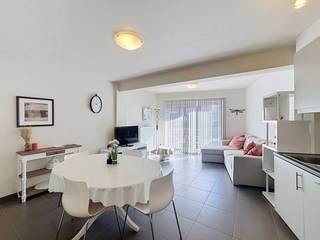 L'appartement de Christinastraat présente de nombreux avantages. En effet, il possède une terrasse, son emplacement dans le centre d'Ostende est très pratique et il dégage une atmosphère très pratique et lumineuse. De plus, il est possible de reprendre le mobilier, ce qui en fait la maison prête à emménager idéale.<br /><br />Disposition (3e étage) :<br />-hall d'entrée<br />-espace de vie lumineux avec cuisine ouverte<br />-terrasse confortable<br />-2 chambre (s) complète (s)<br />-salle de bain avec douche<br />-débarras avec raccordement pour une machine à laver<br /><br />Points positifs :<br />-situation très centrale (commerces, transports en commun et plage à proximité)<br />-terrasse disponible<br />-salle de rangement/buanderie pratique<br />-aménagement ouvert et lumineux<br />-possibilité de reprendre le mobilier (prêt à emménager)<br /><br />Vous êtes intéressé par cette propriété à louer à Ostende ? Rendez-vous sur le site www.dewaele.com, cliquez sur le bien que vous souhaitez louer. À l'aide du bouton rouge « demandez votre visite », nous vous demandons de remplir brièvement un profil. Ensuite, nous vous contacterons pour une visite. Les rendez-vous ne peuvent pas être pris par téléphone.
