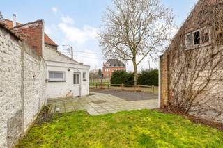 Bent u op zoek naar een huis met potentieel in Anzegem? Deze halfopen woning vormt de perfecte basis voor wie op zoek is naar een renovatieproject of een opfriswoning die volledig naar eigen smaak ingericht kan worden. Dankzij de praktische indeling en solide structuur realiseert u hier moeiteloos uw droomwoning.<br /><br />Deze woning geniet van een strategische ligging nabij het centrum van Anzegem. U bevindt zich nabij belangrijke invalswegen, wat zorgt voor een vlotte verbinding. Bovendien liggen lokale winkels, scholen en het openbaar vervoer op wandelafstand.<br /><br />INDELING<br /><br />Gelijkvloers<br />inkomhal - ruime leefruimte - ruime keuken - apart toilet - badkamer - tuin met terras - garage<br /><br />Eerste verdieping<br />nachthal - slaapkamer 1 - slaapkamer 2<br /><br />Zolder met luik<br /><br />ALGEMEEN<br /><br />- Centrale verwarming: gas<br />- PVC: dubbel glas<br />- EPC: D<br />- Elektriciteit gekeurd en conform<br />- Vloerplaat zolder geïsoleerd<br />- Gerenoveerd in 2017 <br /><br />Ben je geïnteresseerd in dit te renoveren huis en wens je een bezoek te brengen? Aarzel dan zeker niet om mij te contacteren op 0472 18 64 20 of mail naar matisse.vandererven@dewaele.com.<br /><br />Disclaimer: De AI-visualisaties zijn bedoeld als inspiratie. Er werd geen rekening gehouden met technische specificaties, stedenbouwkundige voorschriften of de concrete mogelijkheden tot realisatie.<br /><br />EPC: 351 kWh/m² / UC: 20260210-0003798487-RES-1<br />EPC: 351.0 kWh/m² / UC: 20260210-0003798487-RES-1