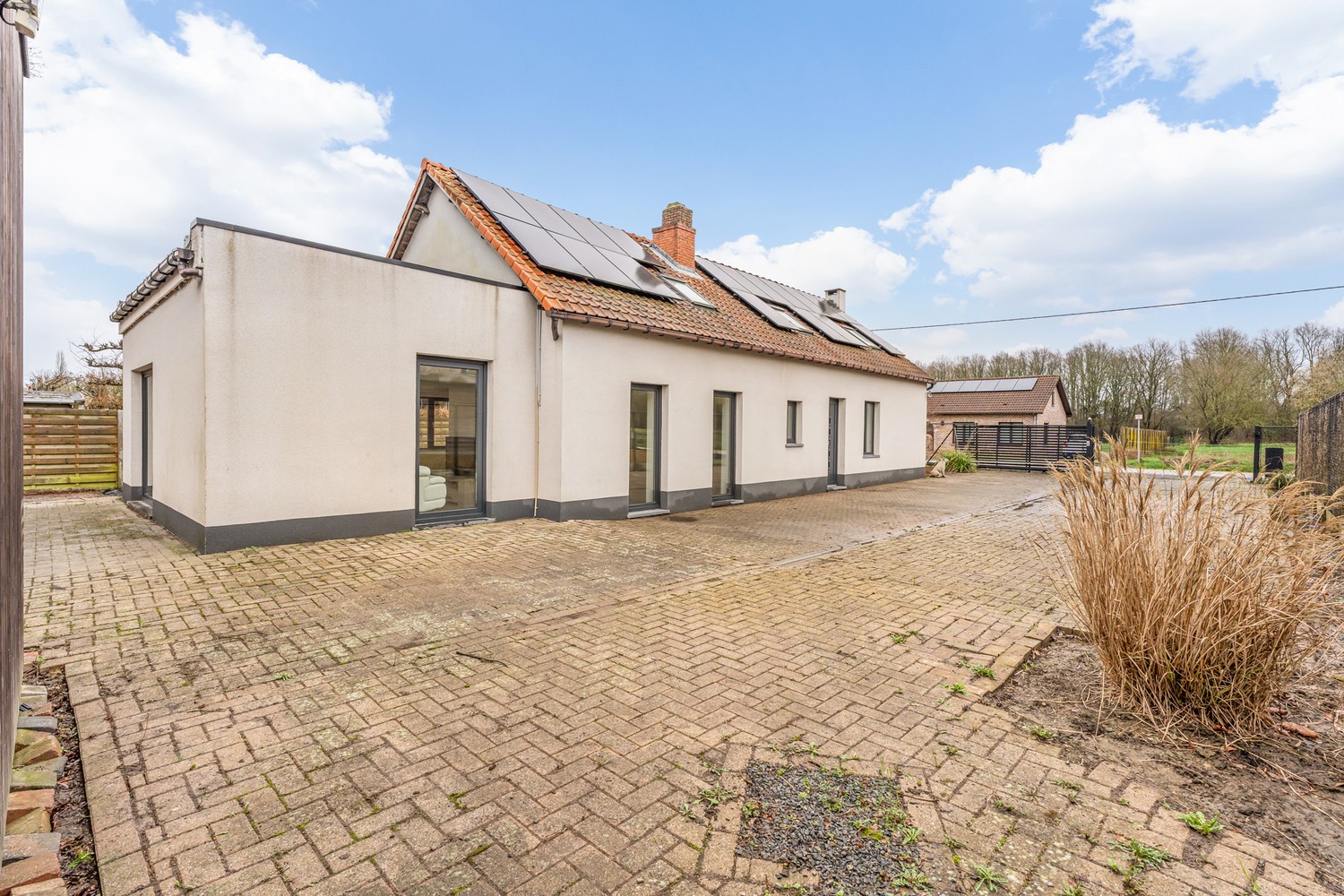 Gerenoveerde en instapklare woning met drie slaapkamers en achtergelegen tuin op een perceel van 11 are 5 centiare te Begijnendijk ! ! - foto 2