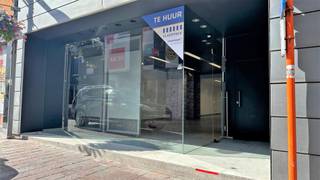 Deze instapklare commerciële ruimte is gelegen in de hoofdwinkelstraat te Tielt vlakbij de Markt. <br />Het pand heeft een oppervlakte van ± 144 m² en omvat de commerciële winkelruimte, ruime berging voor stockage, kitchenette (gootsteen, koelkast) en toilet. Ruime etalagemogelijkheid! <br /><br />Volledige kwalitatieve afwerking met natuurstenenvloer, designverlichting, centrale verwarming en airco,... <br /> <br /><br />Enkele troeven: <br /><br /><br />- Zeer verzorgd handelspand; <br /><br />- Parking voor de deur en nabij op de College-parking;<br /><br />- Centraal in Tielt in de hoofdwinkelstraat;<br /><br />- Uitstekende visibiliteit met ruime etalage;<br /><br />- Instapklaar!<br /><br /><br /><br /> <br /><br />Interesse? Goesting om te ondernemen?! Contacteer ons volledig vrijblijvend!