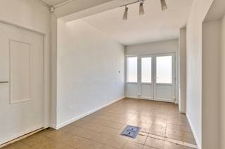 Ben je op zoek naar een instapklare woning met veel ruimte en een groene, rustige ligging, zonder in te boeten op bereikbaarheid? Dan is deze ruime gezinswoning in Iddergem, een deelgemeente van Denderleeuw, precies wat je zoekt.<br /><br />Gelegen in een groene en kindvriendelijke omgeving, maar toch vlak bij alle nodige voorzieningen zoals winkels, scholen, openbaar vervoer en belangrijke invalswegen, biedt deze woning het beste van twee werelden: natuur en bereikbaarheid.<br /><br />Indeling:<br />Gelijkvloers:<br />Bij het binnenkomen word je verwelkomd in een ruime inkomhal die toegang geeft tot een gezellige leefruimte, een aparte keuken en een veranda, ideaal om het hele jaar door van het tuinzicht te genieten. Daarnaast is er ook een berging aanwezig, én een praktische kelderruimte voor extra opslag.<br /><br />Eerste verdieping:<br />Hier bevinden zich drie volwaardige slaapkamers en een badkamer met de nodige voorzieningen met zicht op de tuin.<br /><br />Tweede verdieping:<br />De absolute troef van deze woning is de zeer ruime zolderverdieping van maar liefst 55 m², die werd ingericht als vierde slaapkamer, inclusief een eigen toilet en douche. Deze ruimte biedt tal van mogelijkheden: extra slaapkamer, hobbyruimte, thuiskantoor of studio.<br /><br />Buitenruimte:<br />De aangename tuin nodigt uit tot ontspanning en buitenleven in alle rust. Dankzij de groene omgeving is het er heerlijk vertoeven, met voldoende privacy en ruimte voor kinderen of tuinliefhebbers. De tuin zelf is +-7,5m breed en 40m lang. <br /><br />Interesse?<br />Contacteer Nils via dilbeek@weinvest.be voor meer informatie of een bezoek ter plaatse. Ontdek zelf het potentieel en de charme van deze ruime woning in hartje Iddergem!