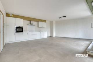 Naast de iconische watertoren te Bredene-Dorp bevindt zich dit moderne nieuwbouwappartement. De residentie is gelegen op enkele passen van winkels, supermarkten, horeca en bushaltes. <br />Het nieuwbouwappartement is afgewerkt met kwalitatieve, tijdloze materialen en voldoet aan alle hedendaagse comforteisen.<br />Indeling: inkomhal, woonkamer met open keuken, terras, 2 slaapkamers, badkamer met lavabomeubel en inloopdouche, apart toilet en ruime berging met aansluiting voor wasmachine.<br />Verkoop onder BTW-stelsel (verlaagd tarief van 6% mogelijk).<br />Mogelijkheid om een garagebox of een berging in het gebouw bij aan te kopen.<br />Kom snel de vele troeven ontdekken van dit appartement!