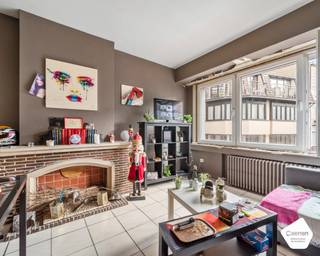 Kwalitatief één slaapkamer appartement in <strong>hartje Blankenberge vlakbij</strong> zowel het <strong>strand</strong> als de <strong>jachthaven.</strong><br /><br />Bij het binnenkomen in het appartement bevindt zich aan de rechterzijde meteen een <strong>geïnstalleerde keuken</strong>. Naarmate we verder in het appartement gaan komen we uit op de<strong> lichtrijke leefruimte</strong>. Aanpalend met de leefruimte bevindt zich de <strong>slaapkamer</strong>. Tot slot beschikt het appartement over een badkamer met <strong>inloopdouche </strong> en enkele lavabo. Het appartement is volledig voorzien van dubbele beglazing wat resulteert in een <strong>gunstige EPC-score</strong>.<br /><br />Dit appartement in een gebouw daterende uit het jaar 1956, is de<strong> ideale investering</strong>. Het appartement is gelegen op de<strong> eerste  verdieping</strong> in de residentie Century en is bereikbaar met de<strong> lift</strong>.