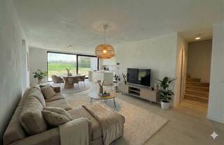 Luxurious semi-detached house on a south-facing plot of 6a02ca with a living area of 201m², overlooking the fields! The property comprises on...