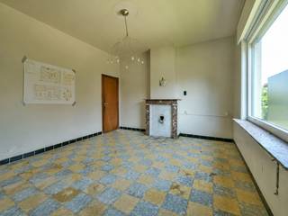 Welkom in de Wingensestraat 7 te Hertsberge, een te renoveren woning met garage, autostaanplaats en zonnige tuin, gelegen in het charmante Hertsberge. Op een steenworp van het Bulskampveld geniet u hier van een groene en rustige omgeving, terwijl scholen, winkels, openbaar vervoer, horeca en tal van wandel- en fietsroutes zich in de nabije omgeving bevinden. De buitenschil van de woning werd reeds gerenoveerd, waardoor u zich kunt focussen op de verdere afwerking van het interieur naar eigen smaak en wensen.<br /><br />Via de ruime inkomhal met plaats voor een vestiaire betreedt u de woning. De leefruimte biedt tal van mogelijkheden en kan perfect gecombineerd worden met een open keuken die aansluit op de tuin. Aansluitend bevindt zich een ruime berging, ideaal voor het stockeren van provisies en huishoudelijke materialen. Verder beschikt het gelijkvloers over een praktische wasplaats/technische ruimte.<br />Op de eerste verdieping vindt u twee slaapkamers, evenals de ruimte voor het inrichten van een badkamer.<br /><br />Buiten geniet u van een achtertuin, een gemeenschappelijke oprit met privatieve autostaanplaats en een garage met elektrische sectionaalpoort. Achter de garage bevindt zich bovendien een overdekte berging, ideaal voor fietsen of tuinmateriaal. <br /><br />De vermelde prijs is een richtprijs; elk bod wordt voorgelegd aan de eigenaar, die het recht heeft dit te aanvaarden of te weigeren.<br /><br />Neem voorsprong met een vrijblijvende schatting via:<br />www.residentievastgoed.be/gratisonlineschatten