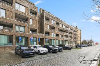 Dit ruim gelijkvloers appartement bevindt zich in een <strong>stijlvol en verzorgd gebouw</strong> op een <strong>toplocatie in Antwerpen</strong>.<br />Bij het binnenkomen word je meteen verrast door de royale leefruimte met open keuken. Het hoge plafond en de grote raampartijen zorgen voor een heerlijk gevoel van licht en ruimte, met een mooi zicht op de gezellige stadstuin.<br />Een op maat gemaakte kastenwand vormt een slimme en esthetische scheiding tussen de leefruimte en één van de slaapkamers. Deze kamer bevindt zich aan de achterzijde van het appartement en wordt momenteel ingericht als <strong>thuiskantoor</strong> – ideaal voor wie comfortabel van thuis wil werken.<br />Aan de voorzijde van het appartement bevindt zich nog een tweede, lichtrijke slaapkamer. Verder beschikt het appartement over een aparte gastentoilet, een badkamer en een praktische berging in de gang.<br /><br /><strong>Extra troeven:</strong>
<ul>
<li>Gezellige en onderhoudsvriendelijke stadstuin</li>
<li>Fietsenstalling in de ondergrondse garage</li>
<li>Private kelderberging</li>
<li>Gelijkvloers comfort op een gegeerde locatie</li>
</ul>
Kortom, een instapklaar en ruim appartement met een mooie combinatie van karakter, functionaliteit en hippe stadsomgeving.<br />Interesse? Ontdek zelf de charme van dit unieke appartement en plan snel je bezoek in!<br />Contacteer ons op het nummer 0470 27 86 51 of per mail jochen@incignorealestate.be.