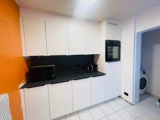 INSTAPKLAAR energiezuinig WOONHUIS met koertje Brugge CENTRUM, nabij ’t ZAND , Smedenstraat, Congresgebouw en VESTEN.<br />Alle winkels, scholen, openbaar vervoer en station in de buurt. <br />Gelijkvloers met inkom met gastentoilet, living , ingerichte recent vernieuwde  keuken ( vaatwasser, elektro keramische kookplaat, combi, oven-microgolfoven, grote frigo), wasruimte met aansluiting voor wasmachine, ruime kelder, koertje.<br />Op de 1 é Verdieping : 1 mooie slaapkamer, badkamer met ligbad en douchestaaf en lavabo, apart toilet op de overloop, 2 é slaapkamer/bureau/dressing.<br />Op de dakverdieping: 1 ruime lichtrijke slaapkamer.<br />Alle nutsvoorzieningen aanwezig.  Aluminium ramen met Dubbel glas, ingebouwde horren, Centrale verwarming met slimme thermostatische radiatorknoppen, condensatieketel, geïsoleerd dak, Internet aanwezig.  Juist VERHUIZEN !<br /><br />Ideaal voor gezin, voor koppel of alleenstaande,  ideaal voor studenten, ideaal voor starters of investeerders.<br /> 