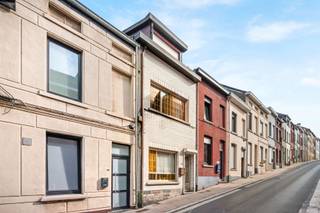 <p>Ruime gezinswoning met terras, tuin en panoramisch uitzicht op Geraardsbergen</p><p>Op een rustige locatie aan de stadsrand, maar toch op wandelafstand van het centrum, winkels en recreatiemogelijkheden, bevindt zich deze ruime gezinswoning met veel potentieel en een mooi uitzicht over Geraardsbergen.</p><p>De woning werd reeds deels gerenoveerd. Zo werd in 2023 een condenserende gasketel geplaatst, waardoor de energieprestatie reeds verbeterde van EPC-label F naar E. Daarnaast biedt de woning nog mogelijkheden om verder naar eigen smaak te moderniseren.</p><p>Op het gelijkvloers kom je binnen in een ruime, doorlopende leefruimte met een zit- en eetplaats. Via dubbele deuren bereik je de leefkeuken. Aansluitend bevinden zich een badkamer met douche en badkamermeubel, een apart toilet en verderop nog een tweede toilet.</p><p>Achteraan bevindt zich een tweede gebouw dat momenteel dienstdoet als wasplaats en rechtstreeks aansluit op de buitenruimte. Deze bestaat uit een terras en een tuin die nog verder naar eigen wens kunnen worden ingericht. Als extra troef geniet je hier van een prachtig panoramisch uitzicht over de benedenstad van Geraardsbergen.</p><p>Op de eerste verdieping bevinden zich twee slaapkamers. De tweede verdieping is ingericht als volwaardige zolderverdieping met nog twee extra slaapkamers.</p><p>Deze woning combineert een uitstekende ligging, veel leefruimte en authentieke elementen. Met enkele opfrissingen creëer je hier een hedendaagse gezinswoning met een mooie buitenruimte en een uniek uitzicht.</p><p>Absolute troeven</p><p>- 4 slaapkamers<br />- Condenserende gasketel (2023)<br />- Conforme elektrische installatie<br />- Terras en tuin met panoramisch uitzicht<br />- Authentieke elementen en veel karakter<br />- Op wandelafstand van centrum, winkels en recreatie<br />- Mogelijkheid om verder naar eigen smaak te moderniseren</p><p>Interesse? Contacteer Femke via femke@immobeguin.be voor meer informatie of een bezoek.</p>