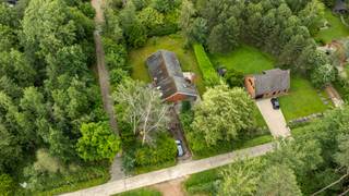 <p>Interesse in dit pand? Neem voor bijkomende informatie rechtstreeks contact op met Erik Smeijers via <strong>+32 497 53 07 96</strong> of <strong>erik@copandi.be</strong>. Een bezoek inplannen kan eenvoudig via www.copandi.be.</p><p></p><p>Deze ruime woning is gelegen in Tremelo, meer bepaald in de Vinkendreef 13. Dit is een erg rustige straat, dit toch dicht bij het centrum van Tremelo ligt. Openbaar vervoer, scholen en winkels zijn te vinden op korte afstand.</p><p>De woning werd gebouwd op een mooi terrein van 15are en beschikt over maar liefst 6 kamers. Hiermee biedt ze heel wat potentieel voor de toekomstige eigenaars.</p><p>Bent u op zoek naar een ruime, rustig gelegen woning te Tremelo, die u nog naar uw eigen smaak kan inrichten? Dan is dit uw kans!</p><p></p><p><strong>Gelijkvloers</strong><br />Deze ruime woning biedt uitzonderlijk veel mogelijkheden dankzij haar praktische indeling en grote bewoonbare oppervlakte. De open leefruimte met keuken van meer dan 43 m² vormt het hart van de woning en biedt voldoende plaats voor een gezellige zithoek en eetruimte. Dankzij de grote raampartijen geniet je hier van veel natuurlijke lichtinval.</p><p>Op het gelijkvloers bevinden zich bovendien drie slaapkamers, een badkamer met douche en wastafel, een praktische berging en een ruime hal die alle ruimtes met elkaar verbindt. Hierdoor is gelijkvloers wonen perfect mogelijk.</p><p>Een absolute troef zijn de twee inpandige garages met samen plaats voor meerdere voertuigen, extra opslagruimte of een hobbyruimte.</p><p></p><p><strong>Verdiep 1</strong><br />De eerste verdieping beschikt over nog drie bijkomende slaapkamers van verschillende groottes. De centrale nachthal zorgt voor een vlotte verbinding tussen alle ruimtes. Hierdoor telt de woning in totaal maar liefst zes slaapkamers, ideaal voor grote gezinnen of wie extra ruimte zoekt voor bureau, hobby of logeerkamers.</p><p><br />✅ Zes slaapkamers<br />✅ Rustig gelegen op 15are<br />✅ Open leefruimte met keuken<br />✅ Twee ruime garages<br />✅ Gelijkvloers wonen mogelijk<br />✅ Ideaal voor grote gezinnen</p>