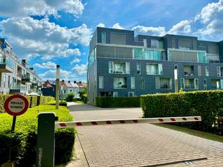 Ruim en lichtrijk 1-slaapkamerappartement van Residentie Het Volk, gelegen aan De Visserij.
Het gelijkvloers appartement heeft een uitzonderlijk groot terras van 32 m² dat uitgeeft op het Lousbergpark. Naast het ruime terras, beschikt het appartement over een aangename leefruimte met ingerichte keuken, één ruime slaapkamer, een badkamer met toilet en aparte berging.
Bij het appartement horen eveneens een privatieve kelderberging en een afzonderlijke garagebox (verplicht mee aan te kopen).
De combinatie van een centrale ligging (oprit E17, E40) en het ruime terras met groen uitzicht maakt dit appartement bijzonder interessant voor wie rustig wil wonen met de stad vlakbij (5 minuten wandelen van centrum Gent).
Momenteel is het appartement verhuurd en dus ook geschikt als opbrengsteigendom.
Appartement met terras en kelder: €300.000 + ondergrondse garagebox: €25.000
Bezoeken uitsluitend op afspraak. Een bezoek kan worden ingepland via het contactformulier of via mail naar barteldebrabandere@gmail.com met vermelding van naam, telefoonnummer en voorkeur tijdstip.