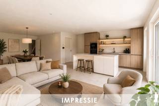 <p><strong>Energiezuinige nieuwbouwwoning met 5 slaapkamers te Oostmalle</strong></p>
<p>Deze <strong>ruime nieuwbouwwoning</strong> te Oostmalle combineert hedendaags wooncomfort met een praktische indeling en <strong>uitstekende energieprestaties (EPC A+)</strong>. Met 4 volwaardige slaapkamers en de mogelijkheid tot een <strong>5de slaapkamer</strong> is dit de ideale gezinswoning.</p>
<p>Op het gelijkvloers bevinden zich een ruime inkomhal met gastentoilet, een <strong>lichtrijke woonkamer</strong> met aansluitende eetruimte en een open keuken met kookeiland. De praktische bijkeuken/berging en <strong>inpandige garage</strong> zorgen voor extra comfort.</p>
<p>De eerste verdieping telt <strong>3 ruime slaapkamers</strong>, een afzonderlijk toilet en een royale badkamer met een ligbad, douche en dubbele wastafel. Op de tweede verdieping bevindt zich een <strong>polyvalente ruimte van ca. 26 m²</strong>, perfect als vierde slaapkamer, hobbykamer of bureau. Deze ruimte kan bovendien worden opgesplitst, waardoor <strong>5 slaapkamers</strong> mogelijk zijn.</p>
<p>De woning voldoet aan alle hedendaagse normen voor <strong>energiezuinig wonen</strong> en beschikt over <strong>zonnepanelen, warmtepomp, ventilatiesysteem type D, HR-beglazing, vloerverwarming op alle verdiepen en een regenwaterput</strong>.</p>
<p>Een <strong>energiezuinige en toekomstgerichte nieuwbouwwoning</strong> met veel ruimte en een flexibele indeling, ideaal voor gezinnen die comfortabel willen wonen in Oostmalle.<br /><br />De totale aankoopprijs bedraagt <strong>€ 692.890</strong> (zeshonderdtweeënnegentigduizend achthonderdnegentig euro). <br /><br />Deze prijs is als volgt opgesplitst:<br />o het grondaandeel € 220.000 (tweehonderdtwintigduizend euro), onderworpen aan het regime van 12% registratierechten.<br />o de constructies € 369.000 (driehonderdnegenenzestigduizend euro), te vermeerderen met 21% BTW.</p>