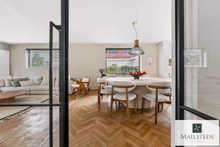 Een villa waar comfort, verfijning en woonkwaliteit op natuurlijke wijze samenkomen. <br /><br />In de residentiële rust van de Burggraaf de Nieulantlaan in Sint-Andries bevindt zich deze bijzonder verzorgde en perfect instapklare villa. Een woning waar hoogwaardige afwerking, hedendaags comfort en energiezuinigheid harmonieus samengaan. Alles is aanwezig om er zonder verdere ingrepen een bijzonder aangename thuis van te maken. Of beter gezegd: u hoeft enkel nog te verhuizen.<br /><br />De ligging vormt een bijkomende troef: een rustige en residentiële omgeving, terwijl het centrum van Brugge, de Expresweg en de autosnelwegen bijzonder vlot bereikbaar zijn. <br /><br />Samenstelling: <br />Ruime inkomhal met vestiaire en gastentoilet. Het woongedeelte met parket is helemaal open maar biedt verrassend genoeg gezellige ruimtes (TV-Hoek, salon met gashaard, eetplaats). De keuken vormt zonder twijfel het kloppende hart van de woning. Hier werd gekozen voor een uitzonderlijk hoogwaardige uitvoering met onder meer V-ZUG-toestellen, een granieten werkblad, houthaard, ontbijtruimte en een aparte koffiehoek. De grote raampartijen openen het zicht volledig naar de tuin en zorgen voor een overvloed aan natuurlijk licht. In de tuin werden verschillende, zonnige terrassen aangelegd. Bijkomend op het gelijkvloers: wasruimte, douche, koelcel.<br /><br />Op het verdiep: master-bedroom met dressing en en-suite douchekamer. 2 ruime slaapkamers. Luxe badkamer met ligbad en douche. Apart toilet.<br />Via een vaste trap bereiken we de tweede verdieping waar een grote slaapkamer is, en waar ook de echte zolder zich bevindt.<br /><br />Ruime kelder toegankelijk vanuit de inkom.<br /><br />Troeven: Domotica, EPC B (score 115), zonnepanelen (17kw), airco in de slaapkamers, batterij (7,5kw), residentiële topligging (mobi-score 9/10)<br /><br />Een uitzonderlijke woning voor wie geen compromis wil maken tussen wooncomfort, afwerking en ligging.<br /><br />Neem zeker contact op met al uw vragen of om uw persoonlijke afspraak (7/7) vast te leggen: 0478 93 72 00 of maxime@maelsteen.be