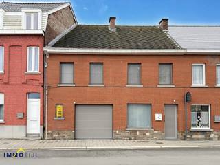 Op wandelafstand van het station bevindt zich deze instapklare gezinswoning met drie volwaardige slaapkamers.Het gelijkvloers omvat een aangename...