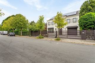 Riante villa in de Elsdonk Wijk te WILRIJK op 875m² met prachtige tuin. Gelegen in een rustige en kindvriendelijke straat, dichtbij alle belangrijke...