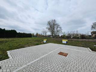 Ontdek deze bouwgrond in Handzame, deelgemeente van Kortemark. Je woont er nabij het centrum, in de buurt van winkels (supermarkt op 300 m), scholen (basisschool op 350 m) en openbaar vervoer (bushalte op 900 m). Dit perceel geniet van een weids uitzicht over de velden en weiden.

De grootte van dit villaperceel, 933 m² en de ruime stedenbouwkundige voorschriften (1 of 2 bouwlagen, vlak of hellend dak) bieden tal van mogelijkheden. Hier bouwen we jouw nieuwe, energiezuinige woning volledig op maat, tegen een vaste prijs.

Contacteer me gerust en ontdek alle mogelijkheden!