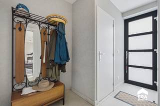 <p><strong>Deze woning gerenoveerd in 2012 biedt een aangename woonomgeving nabij openbaar vervoer. Dankzij de rustige ligging geniet u van privacy en comfort. Het huis is instapklaar, waardoor u zonder grote werken meteen kunt verhuizen.</strong></p><p> </p><p>INDELING;</p><p><strong>Gelijkvloerse verdieping;</strong></p><p>• Ruime inkomhal met toilet</p><p>• Gezellige woonkamer met veel lichtinval</p><p>• Functionele keuken met voorraadberging</p><p>• Badkamer met douche en wastafelmeubel</p><p>• Wasplaats met aansluiting voor wasmachine en droogkast</p><p><strong>Eerste verdieping;</strong></p><p>• 2 slaapkamers</p><p>• Extra toilet en bergplaats</p><p><br /></p><p>• Kelder voor extra bergruimte</p><p>• Tuin met tuinhuis</p><p>• Staanplaats</p><p> </p><p>Troeven:</p><p>• Leuk voortuintje dat het huis een uitnodigende uitstraling geeft</p><p>• Rustige ligging nabij openbaar vervoer</p><p>• Instapklaar – meteen bewoonbaar zonder grote renovaties</p><p> </p><p>Neem vandaag nog contact op met uw ERA-makelaar voor een bezoek.</p><p><br /></p><p><strong>JOUW DROOMHUIS. ZO GEVONDEN!</strong></p>