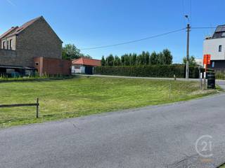 Deze bouwgrond, gelegen op de hoek van de Kousestraat en Duinenweg in Middelkerke, biedt de perfecte locatie voor verblijfsrecreatie. Het...