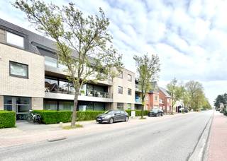 Jong, ruim gelijkvloers appartement in rustige residentie "Cateau II"; Indeling: inkomhal met 2 deuren in mooie glaspartij; Apart toilet met handwasser; Berging met diepvriezer; woonkamer met ruimte voor eetplaats en salon met zicht op voortuin, aangelegd in natuurstenen tegels en omgeven door een groene haag; Slaapkamer vooraan; Open keuken met alle comfort: vaatwas, elektrische kookplaat, ingebouwde afzuiging, oven, microgolfoven, koelkast,..; nachthal naar badkamer met inloopdouche en wastafel met meubel en spiegel; Ingebouwde kast met wasmachine; Tweede slaapkamer achteraan; Vanuit deze slaapkamer alsook de keuken kan men naar de aangelegde achtertuin met terras; Van hieruit is een directe doorgang naar een privatieve garage met geautomatiseerde sectionale poort, waarlangs men direct weg kan naar de straat; EPC 122 B; Overal hoogrendementbeglazing en cv op aardgas; Beschikbaar: onmiddellijk; Huurprijs en kosten gemene delen: 850 EUR + 60 EUR Per maand, exclusief Gas/Water/Elektriciteit en internet; Info en bezoek: info@elet.immo;
