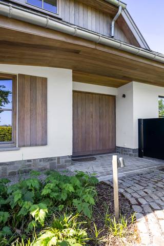 In Malle bevindt zich deze volledig gerenoveerde, luxueus afgewerkte woning met ruim bijgebouw (kantoor), schuur en de mogelijkheid om de achtergelegen weilanden bij te kopen. Ideaal voor wie op zoek is naar luxe en ruimte! <br /><br /><br />INDELING:<br />Bij binnenkomst wordt u verwelkomd in een stijlvolle inkomhal die meteen de toon zet voor de rest van de woning. Van hieruit heeft u toegang tot de ruime en luxueuze keuken, een echte eyecatcher met prachtig uitzicht op de groen aangelegde tuin. Aansluitend bevindt zich de lichtrijke zithoek met open haard waar grote raampartijen zorgen voor een overvloed aan natuurlijk licht en een directe connectie met de tuin.<br /><br />Grenzend aan de keuken vindt u een praktische wasruimte met op maat gemaakte kasten die bovendien directe toegang biedt tot de tuin, ideaal voor dagelijks comfort.<br /><br />Via een tweede hal bereikt u het slaapgedeelte op het gelijkvloers bestaande uit twee slaapkamers, een apart toilet en een badkamer voorzien van alle hedendaags comfort en kwalitatieve afwerking.<br /><br />Op de bovenverdieping beschikt de woning over twee ruime polyvalente ruimtes, een bijkomende slaapkamer, een zolderruimte en een tweede badkamer met douche en toilet.<br /><br />Buiten geniet u van een uitzonderlijk mooi open zicht op de omliggende weilanden en een unieke zwemvijver die het geheel een exclusief karakter geeft. De volledig omheinde tuin garandeert privacy en rust in een groene oase.<br /><br />Het domein omvat daarnaast een ruim bijgebouw met twee garages, een bureau met sanitaire voorzieningen en een aparte praktische schuur.<br /><br />Deze woning combineert luxe, ruimte en modern wooncomfort met een unieke ligging en hoogwaardige afwerking. Een zeldzame opportuniteit voor wie op zoek is naar iets uitzonderlijks.<br /><br />BIJZONDERHEDEN: <br />- Gunstig EPC<br />- Luxueuze afwerking<br />- Hedendaagse technieken<br />- Veel ruimte<br />- Groene oase<br />- Laadpaal<br /><br />Voor meer info of een bezoek ter plaatse kan u vrijblijvend contact opnemen met Lieselotte op 03.227.58.58 of lieselotte@reds.be.