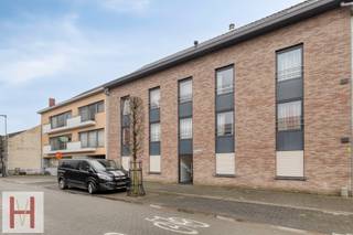 Recent appartement met 2 slaapkamers en autostaanplaats vlakbij het centrum.Het appartement, gelegen op de eerste verdieping, heeft volgende...