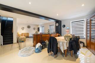<p>Située à Courcelles, cette magnifique maison entièrement rénovée allie modernité, confort et espace. Au rez-de-chaussée, vous découvrirez un vaste salon lumineux, une grande salle à manger, une cuisine entièrement équipée, ainsi qu’une buanderie et un espace de rangement avec accès direct au jardin. Le premier étage offre quatre grandes chambres, un dressing et une salle de bain avec douche, WC et jacuzzi. Le deuxième étage se compose d’un grenier entièrement aménagé avec deux chambres supplémentaires et une salle de bain, idéal pour accueillir famille ou invités. Vous serez séduits par son agencement, ses volumes généreux et son jardin idéal pour profiter des beaux jours. Une visite s’impose !</p>